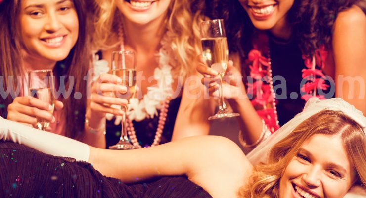 Grupo-Chicas-Festa2 Pack còmic i eròtic per a comiats de solter i comiats de soltera a Barcelona. Restaurant comiats solter i celebracions comiat soltera